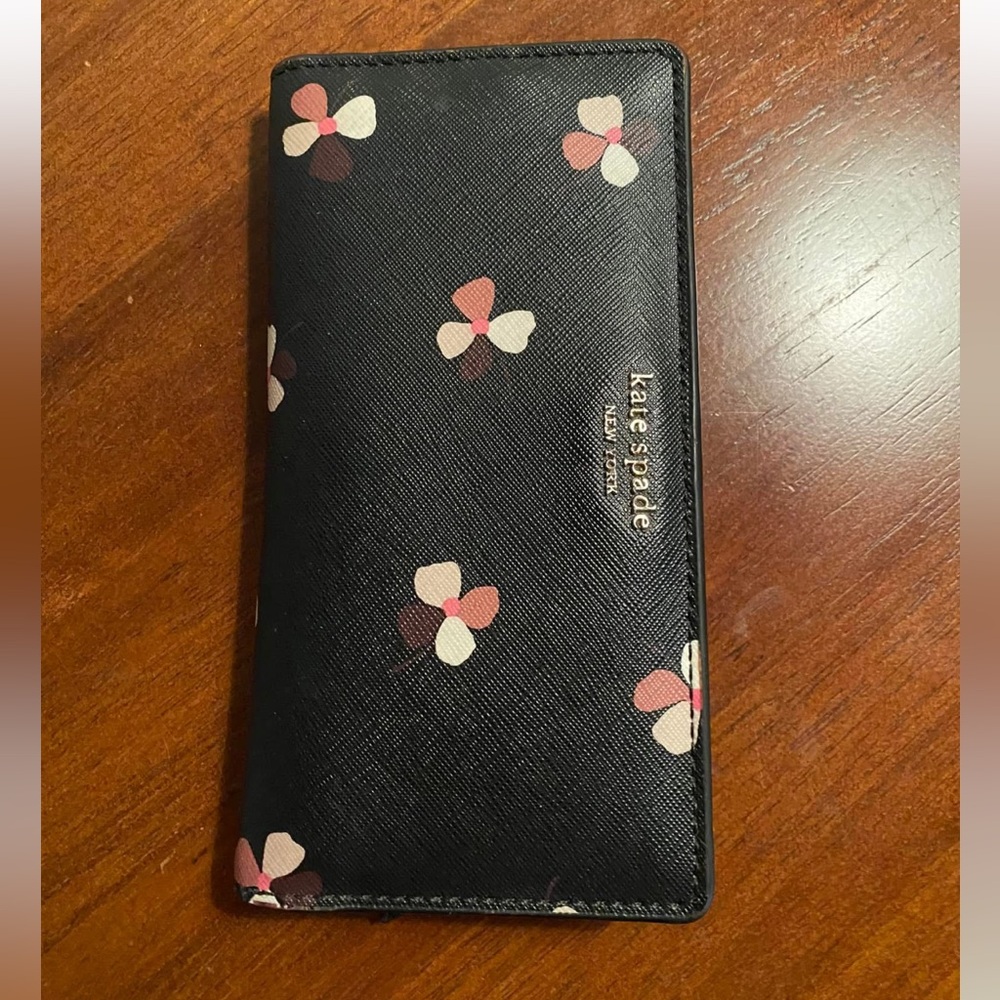 Kate Spade full sized wallet *SNAP DOES NOT STAY CLOSED